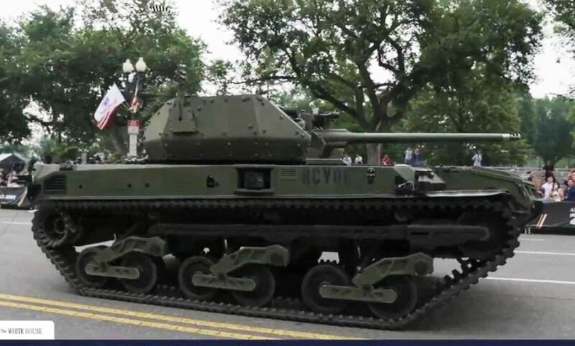 Xe chiến đấu không người lái Ripsaw M5 tham gia cuộc duyệt binh. Ảnh: Whitehause.