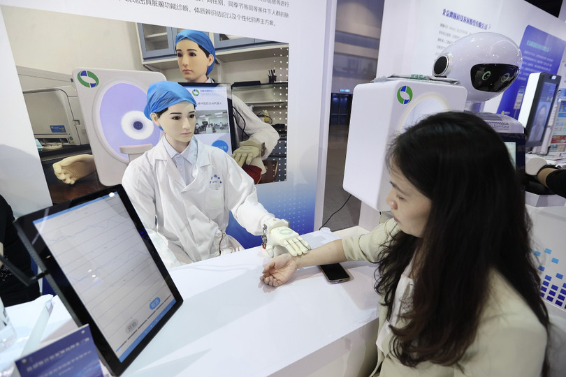 Robot Đông y thay thế các thầy lang bắt mạch kê đơn. Ảnh: VCG.