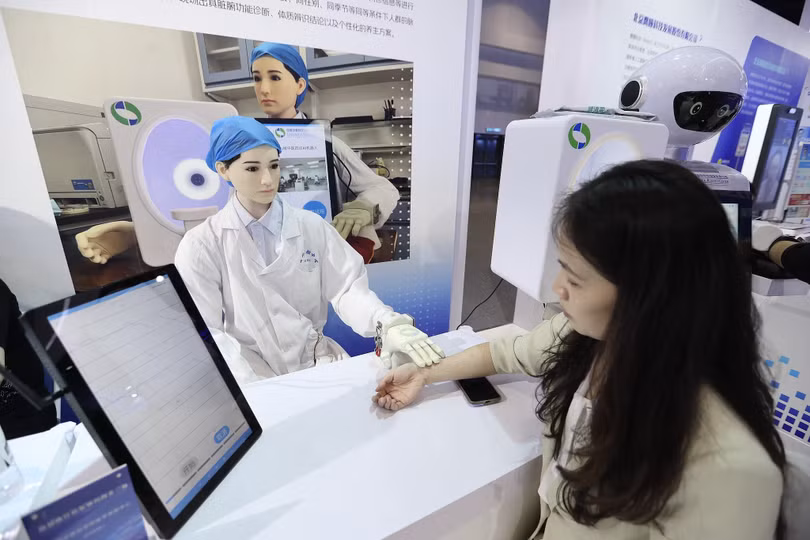 Robot Đông y thay thế các thầy lang bắt mạch kê đơn. Ảnh: VCG.