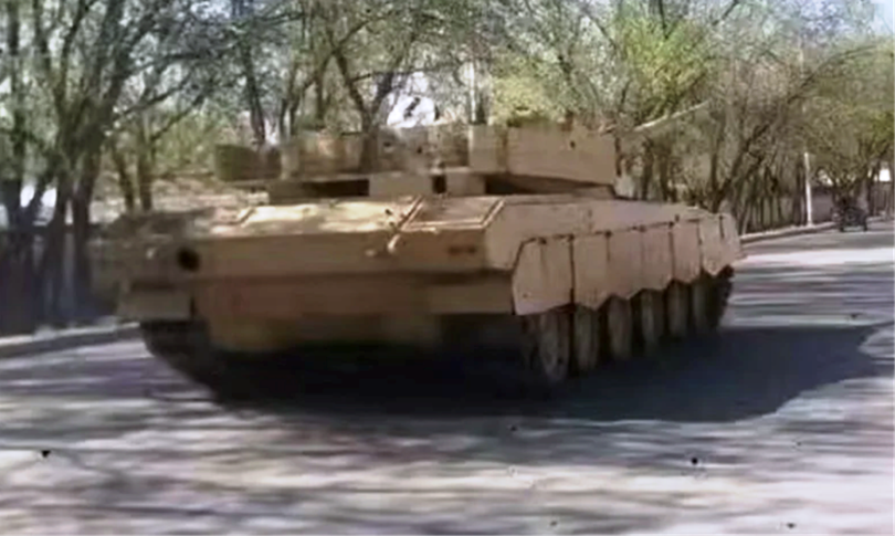 Hình ảnh xe tăng hybrid đang được thử nghiệm thực địa. Ảnh: MW.