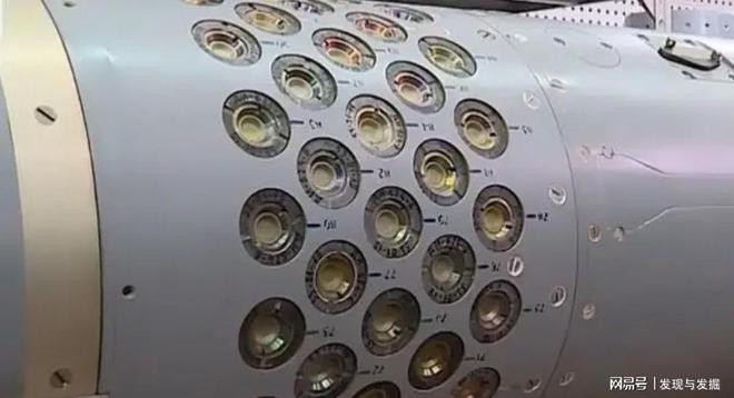 Cận cảnh các lỗ nhỏ phụt nhiên liệu đẩy trên thân đạn (Ảnh: NetEasy). Cận cảnh các lỗ nhỏ phụt nhiên liệu đẩy trên thân đạn (Ảnh: NetEasy).