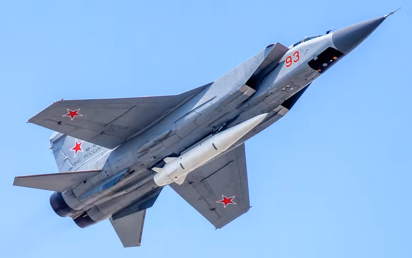Máy bay MiG-31 Nga mang tên lửa siêu thanh Kinzhal (Ảnh: NetEasy).