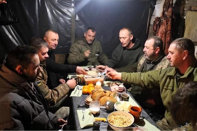 Các sĩ quan Ukraine sống trong boongke dưới lòng đất (Ảnh: NetEasy). Các sĩ quan Ukraine sống trong boongke dưới lòng đất (Ảnh: NetEasy).