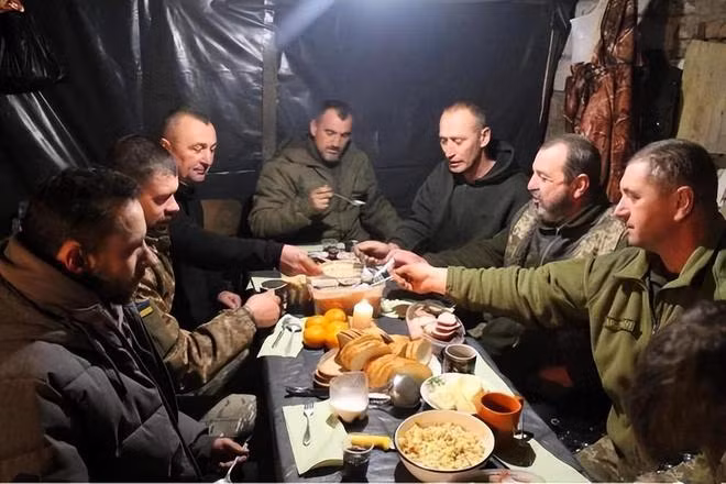 Các sĩ quan Ukraine sống trong boongke dưới lòng đất (Ảnh: NetEasy).