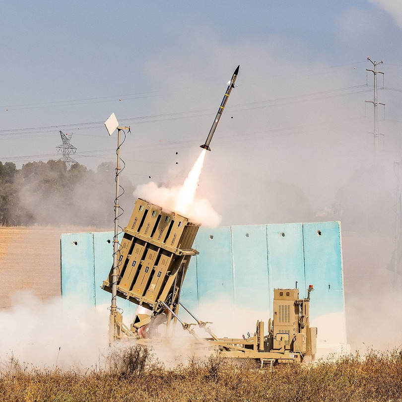 Tổ hợp tên lửa của hệ thống Iron Dome phóng tên lửa đánh chặn các rocket của Hamas năm 2021 (Ảnh: wearethemighty.com). Tổ hợp tên lửa của hệ thống Iron Dome phóng tên lửa đánh chặn các rocket của Hamas năm 2021 (Ảnh: wearethemighty.com).