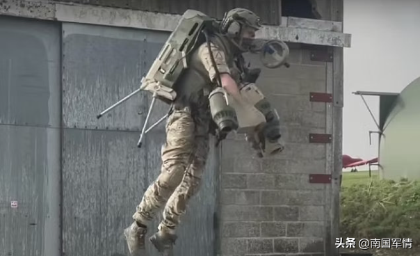 Lục quân Ấn Độ bay biểu diễn Jetpack hôm 27/2 vừa qua (Ảnh: Toutiao).