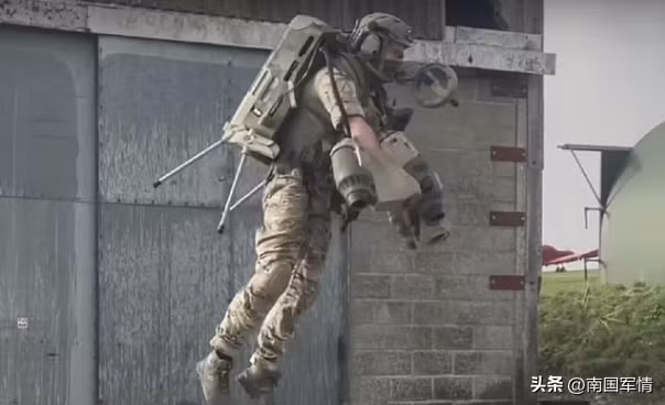 Lục quân Ấn Độ bay biểu diễn Jetpack hôm 27/2 vừa qua (Ảnh: Toutiao).