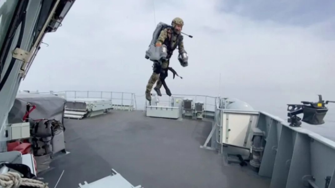 Thủy quân lục chiến Anh bay biểu diễn với Jetpack (Ảnh: Thepaper).