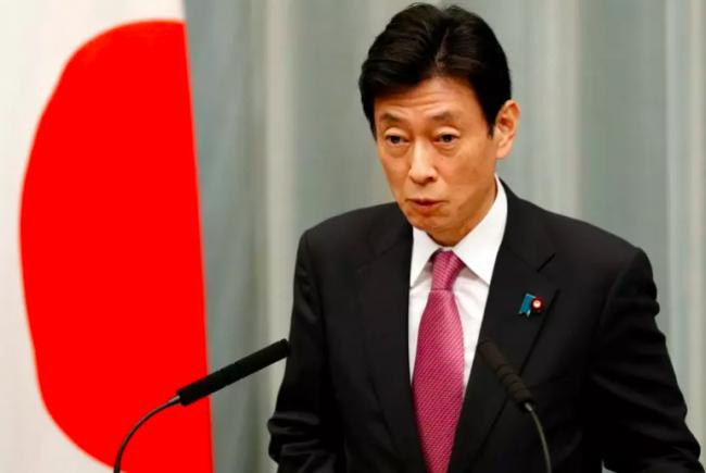 Bộ trưởng Bộ Kinh tế, Thương mại và Công nghiệp Nhật Bản Yasutoshi Nishimura thông báo việc quản chế xuất khẩu thiết bị sản xuất chip (Ảnh: Hk01).