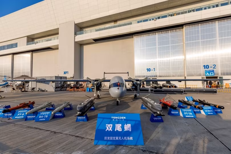 Bọ Cạp hai đuôi trưng bày cùng vũ khí .