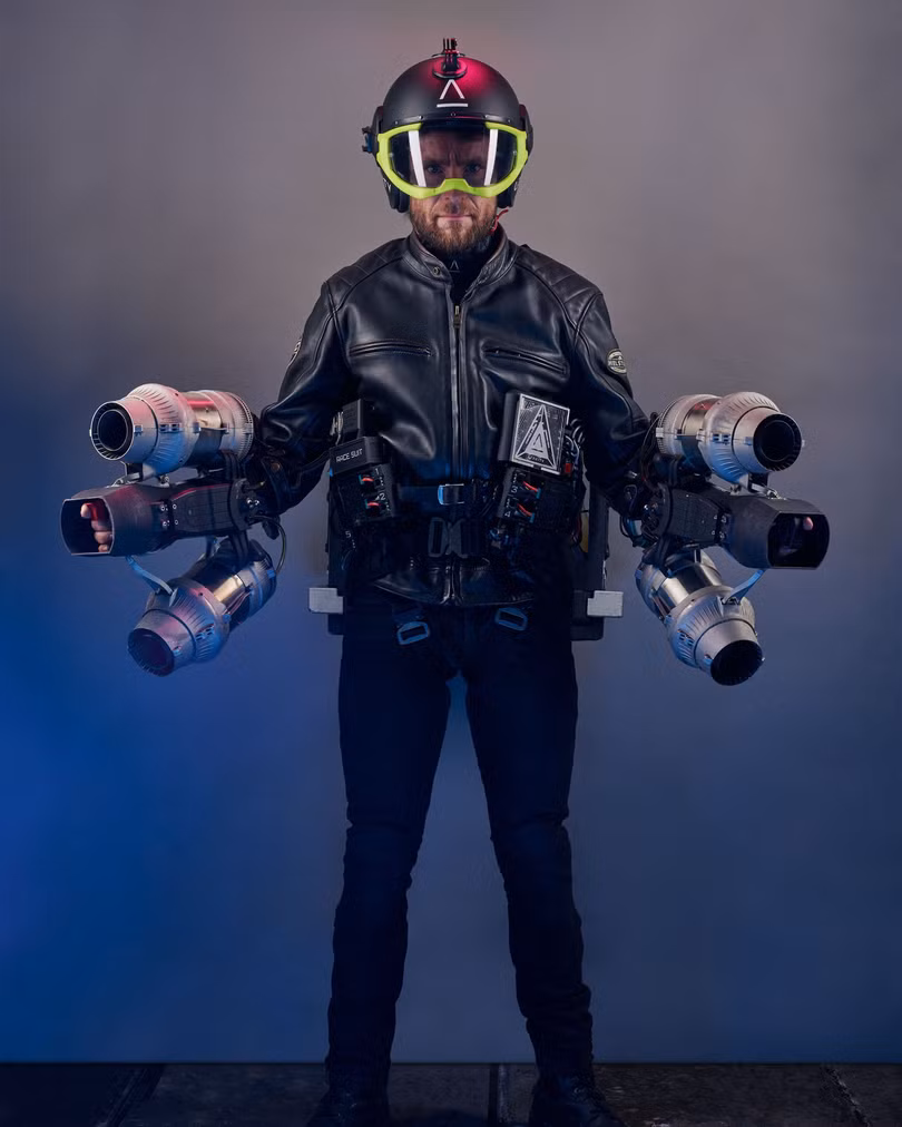 Bộ khí cụ bay của Công ty Gravity Industries khá nặng nề (Ảnh: Thepaper).