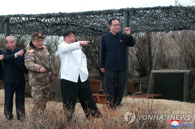 Nhà lãnh đạo Kim Jong-un tới hiện trường quan sát vụ thử nghiệm (Ảnh: Yonhap/KCNA). Nhà lãnh đạo Kim Jong-un tới hiện trường quan sát vụ thử nghiệm (Ảnh: Yonhap/KCNA).