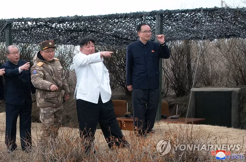 Nhà lãnh đạo Kim Jong-un tới hiện trường quan sát vụ thử nghiệm (Ảnh: Yonhap/KCNA).