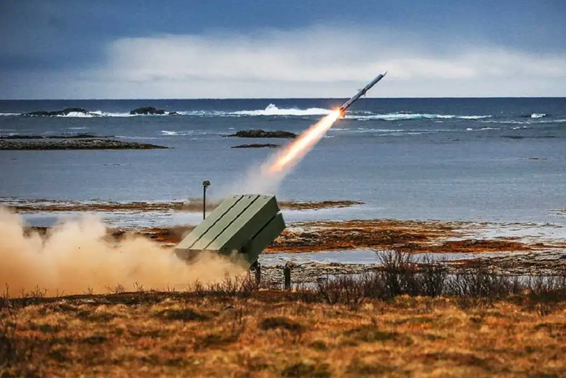 Ukraine sử dụng hệ thống phòng không NASAMS để phóng đạn tên lửa không - không AIM120 (Ảnh: Thepaper).