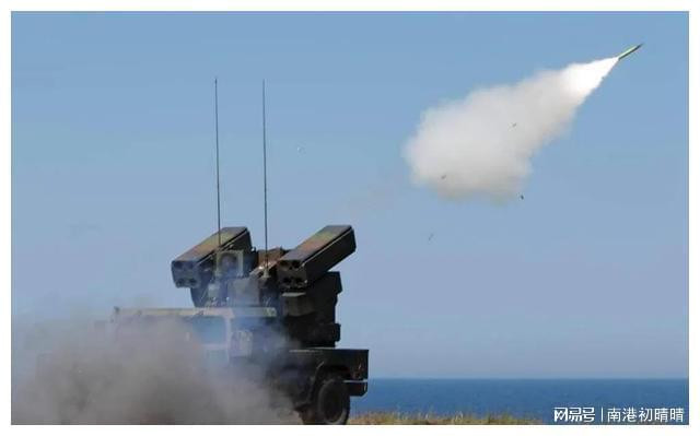 Hệ thống Avenger phóng đạn (Ảnh: NetEasy).