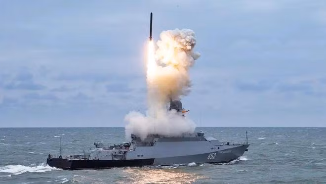 Tàu hải quân Nga phóng tên lửa hành trình Kalibr vào Ukraine (Ảnh: QQ).