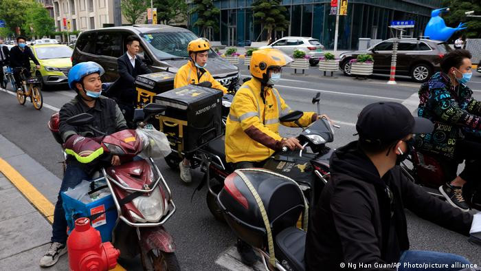 Hoạt động kinh doanh rộng lớn của Alibaba từng luôn là mục tiêu của các cơ quan quản lý giám sát. Trong ảnh các shipper của Alibaba (Ảnh: AP). Hoạt động kinh doanh rộng lớn của Alibaba từng luôn là mục tiêu của các cơ quan quản lý giám sát. Trong ảnh các shipper của Alibaba (Ảnh: AP).