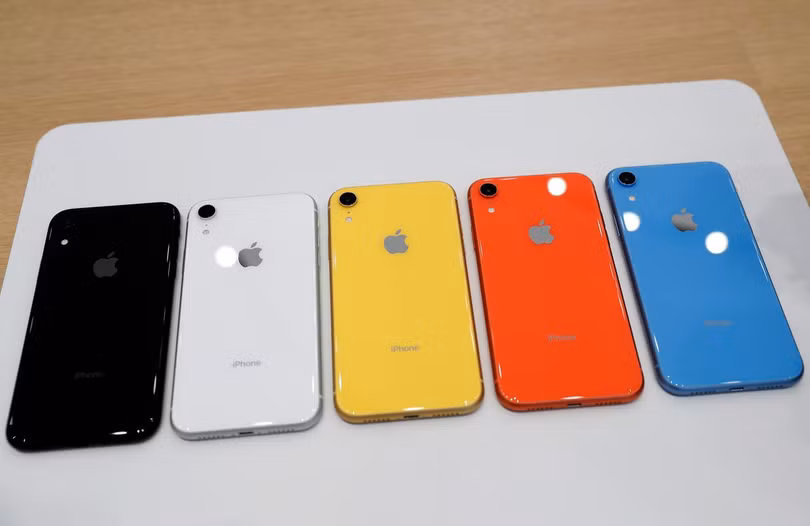 Các mẫu iPhone XR của Apple. Ảnh: Reuters