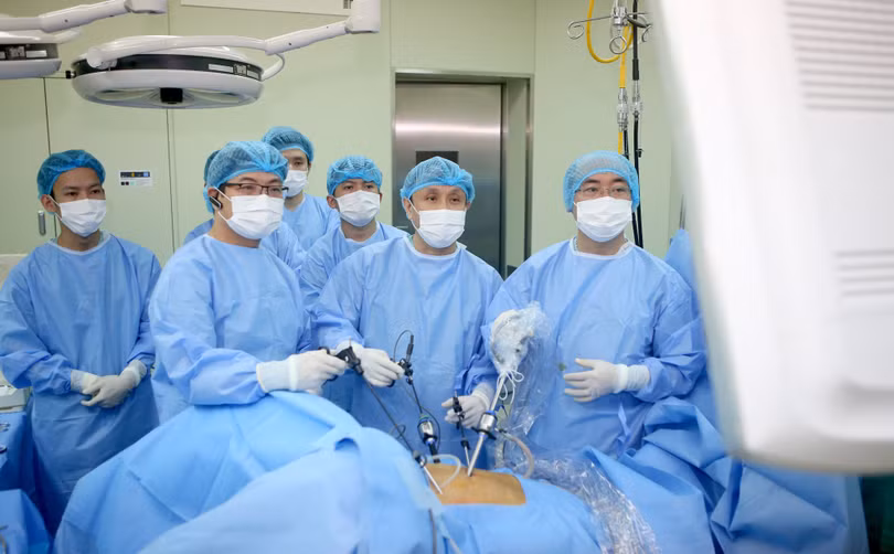 Mỗi ngày điều trị cho khoảng 5.000 bệnh nhân và tiến hành phẫu thuật 150-200 ca, trên 3.000 thủ thuật, nhưng Bệnh viện Trung ương Huế vẫn đáp ứng nhu cầu của người bệnh.
