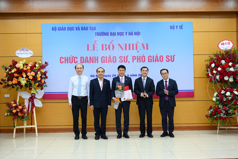 Lễ bổ nhiệm chức danh giáo sư với giáo sư Đoàn Quốc Hưng - Phó Hiệu trưởng Trường Đại học Y Hà Nội