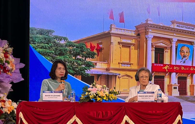 Thứ trưởng Bộ Y tế Nguyễn Thị Liên Hương (trái) và GS. Francoise Barré Sinoussi - người được giải Nobel Y học vì phát hiện ra virus HIV - đồng chủ trì hội thảo khoa học quốc tế “Hướng tới kết thúc dịch bệnh tại Việt Nam” 