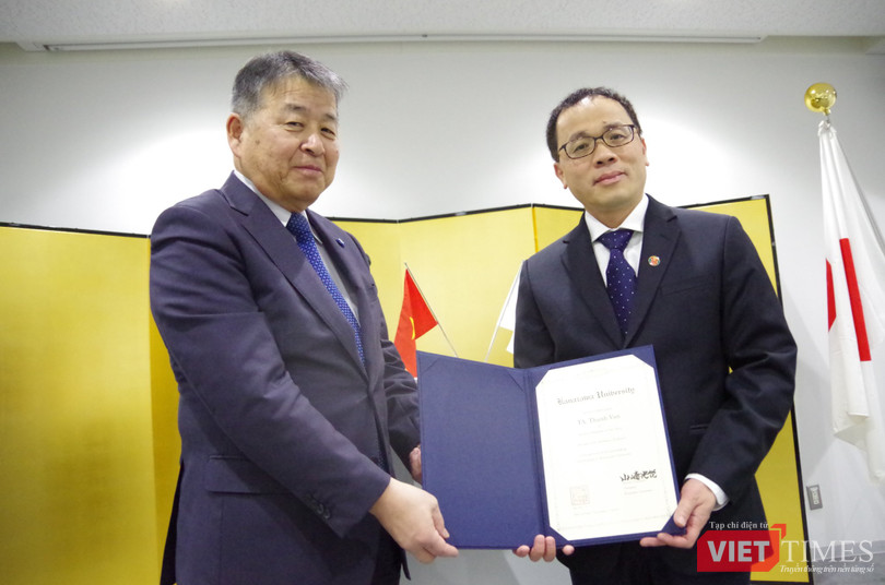 VT_trao bang danh du.jpg