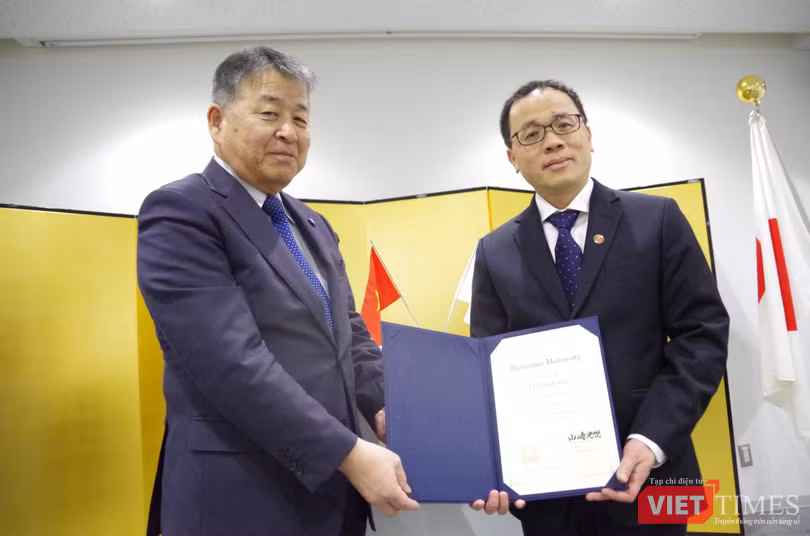 VT_trao bang danh du.jpg