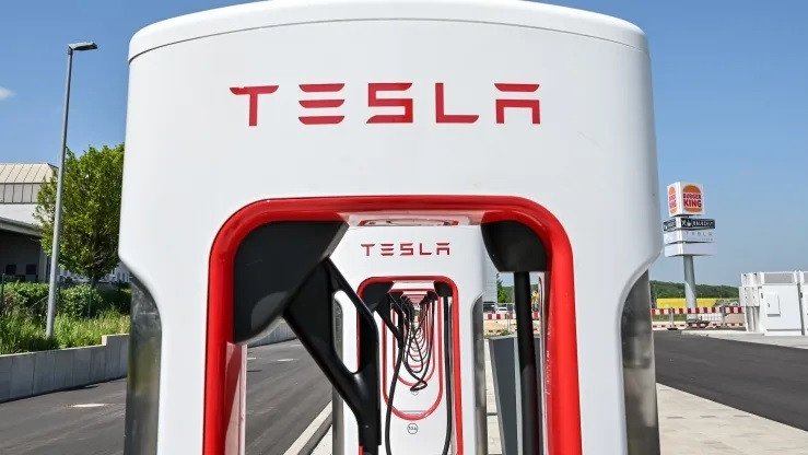 Logo TESLA trên trạm sạc, ảnh chụp ngày 26/5/2023. Harry Langer /Defodi Images/Getty Images