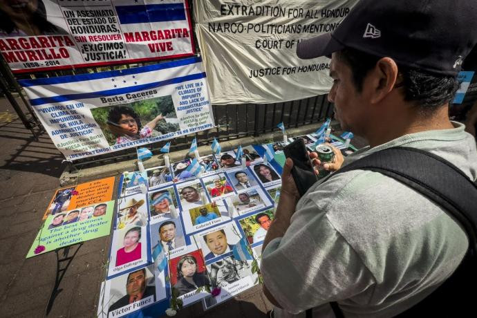 Bieu tinh chong Hernandez.jpeg