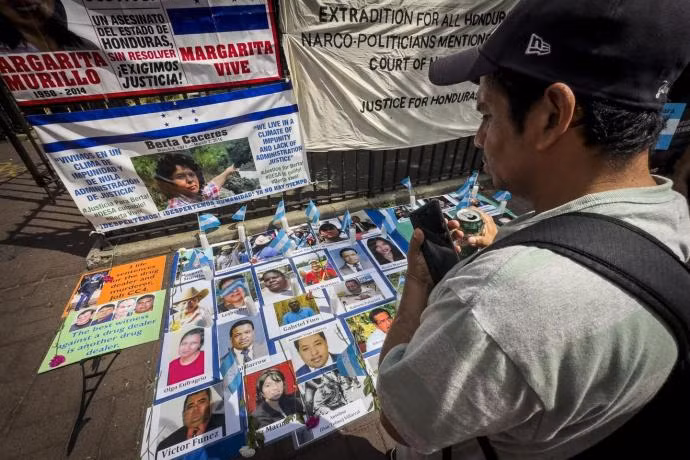 Bieu tinh chong Hernandez.jpeg