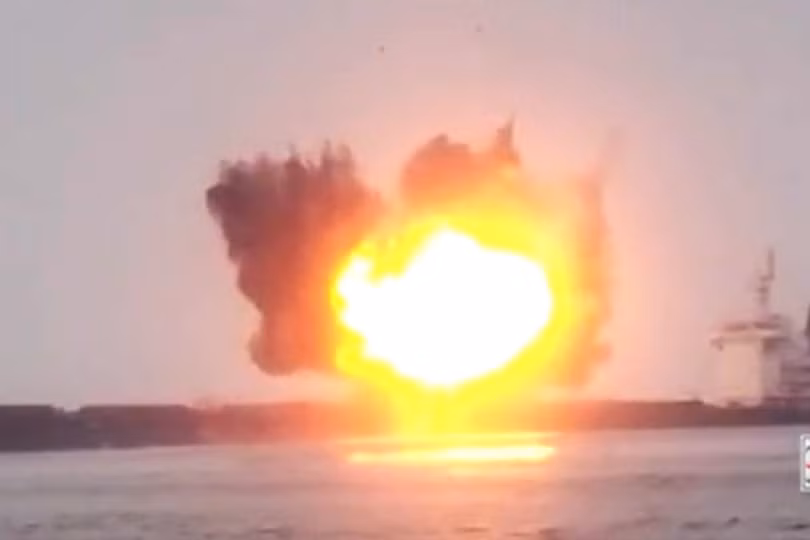 Tàu TUTOR xảy ra nổ lớn sau khi bị tấn công (Ảnh: SCMP)