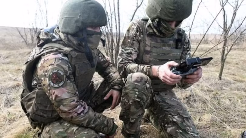 Binh si dieu khien xe.png