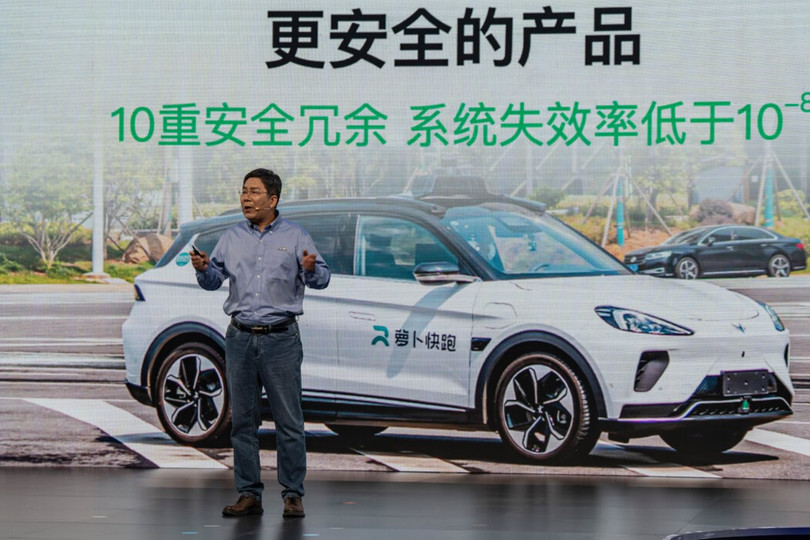 Vuong Van Bang Baidu dang di truoc Tesla.jpg