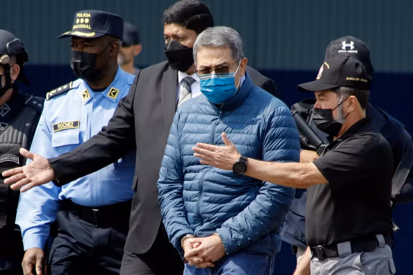 Ông Hernandez bị tòa án Mỹ kết án 45 năm tù vì tội buôn lậu ma túy và vũ khí (Ảnh: Reuters).