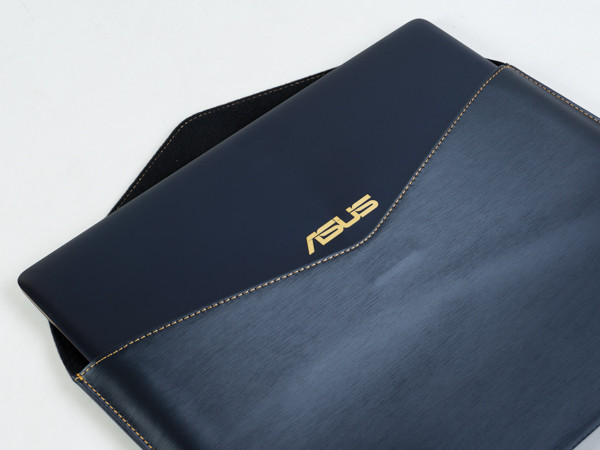 Máy được bán kèm túi bảo vệ sang chảnh.