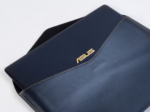 Máy được bán kèm túi bảo vệ sang chảnh.