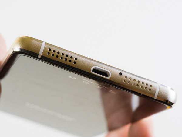 Loa ngoài bố trí ở cạnh dưới máy.