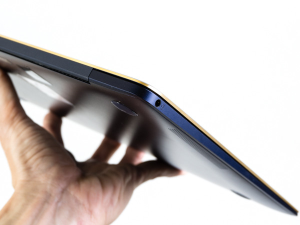 Ngõ cắm tai nghe 3,5mm.