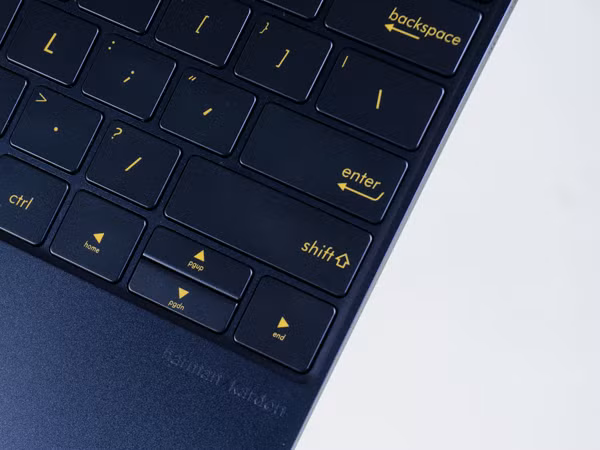 Asus ZenBook 3 trang bị loa hàng hiệu Harman/Kardon.