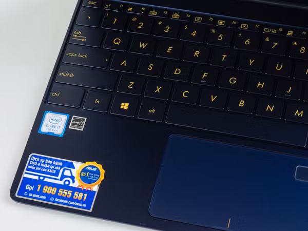 Asus ZenBook 3 trang bị BXL Core i7 thế hệ thứ 7 mới nhất của Intel.