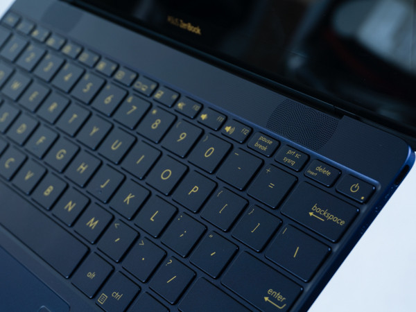 Mặt trên là 2 loa bố trí hướng lên.