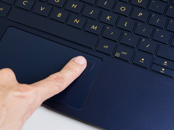 Bảo mật vân tay tích hợp ngay trên Touchpad.