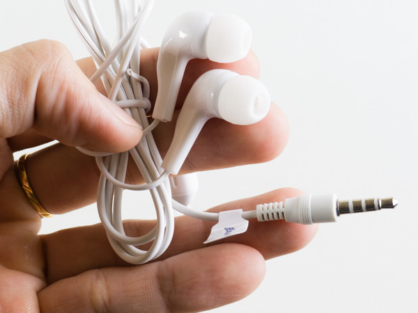 Bavapen B525 cũng trang bị kèm tai nghe.