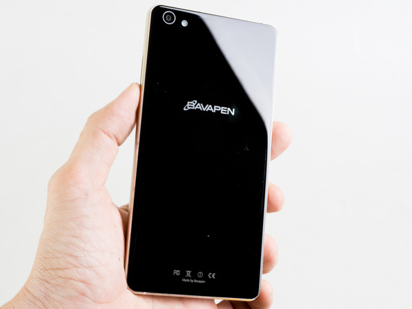 Mặt lưng máy cũng được phủ lớp kính bóng bẩy.