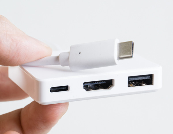 Máy được bán kèm bộ chuyển đổi mở rộng thêm cổng giao tiếp khá tiện lợi.