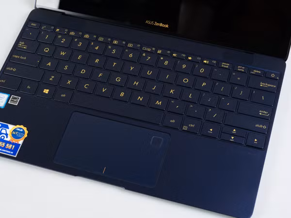 Bàn phím với các phím lớn, song hành trình phím khá ngắn do thân máy mảnh mai.