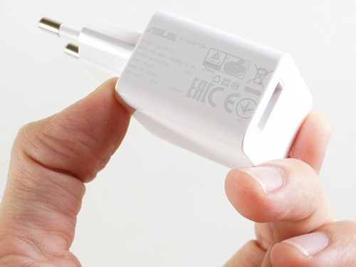 Adaptor có mức điện áp đầu ra 5V (1A).