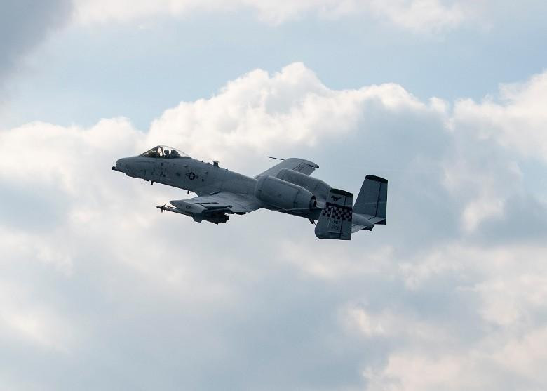 "Xe tăng bay" A-10 mang vũ khí bay trên biển Hoa Đông (Ảnh: Đông Phương)