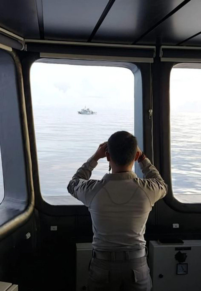 Tàu Indonesia giám sát tàu Hải Cảnh Trung Quốc trên biển (Ảnh: Dwnews).