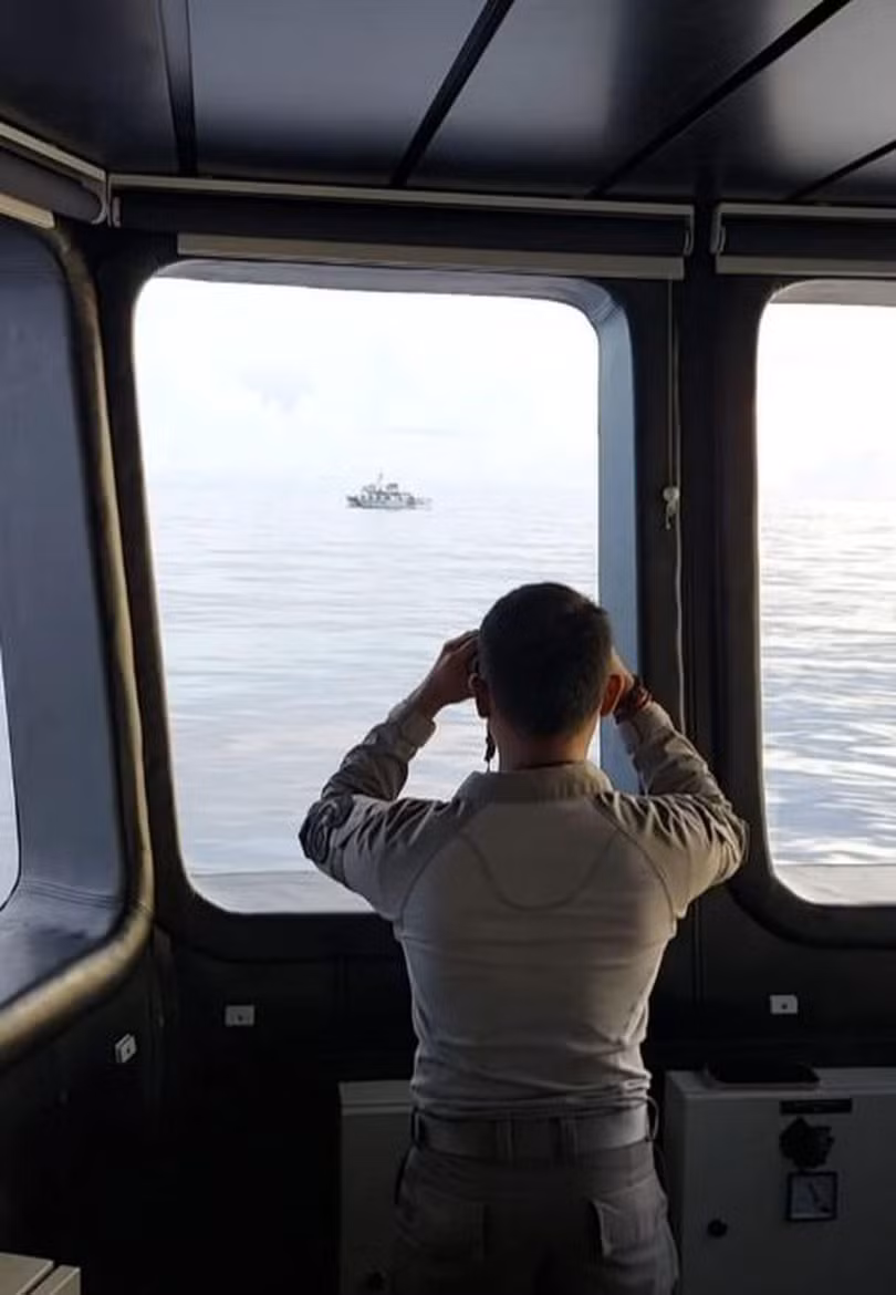 Tàu Indonesia giám sát tàu Hải Cảnh Trung Quốc trên biển (Ảnh: Dwnews).